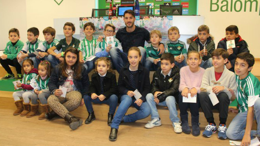 Cejudo, rodeado de niños béticos. Foto web Real Betis.