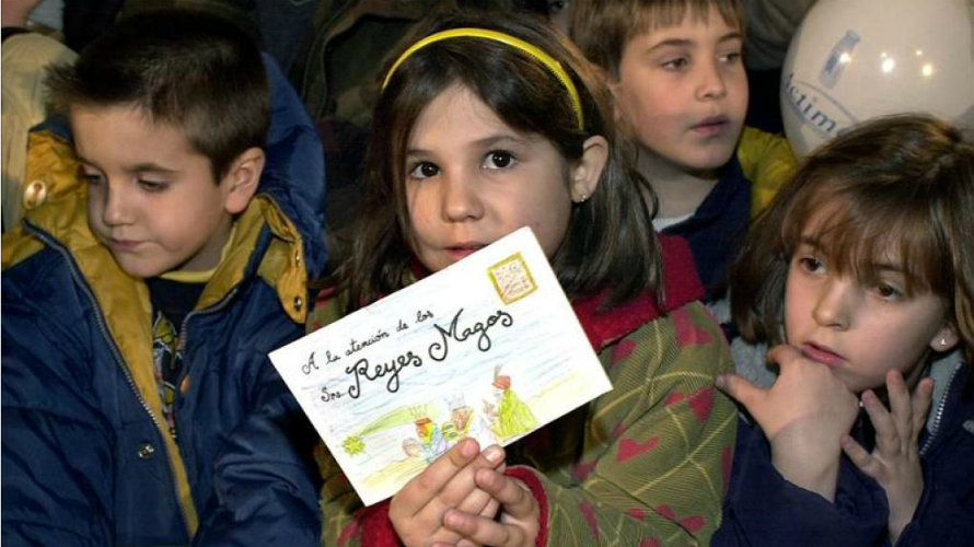 Una niña muestra su carta a los Reyes Magos. EFE/Archivo