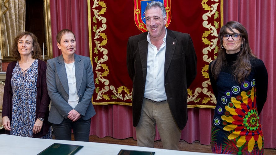 La presidenta de Navarra, Uxue Barkos, y el alcalde de Pamplona, Joseba Asiron, firman un convenio para la gestión de la Biblioteca Pública del Casco Viejo-San Francisco.(2).