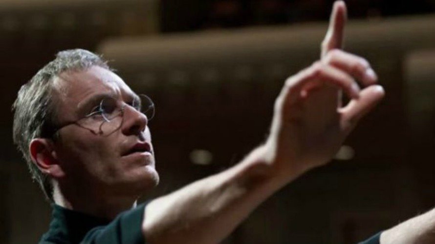 Michael Fassbender interpretando a Steve Jobs.
