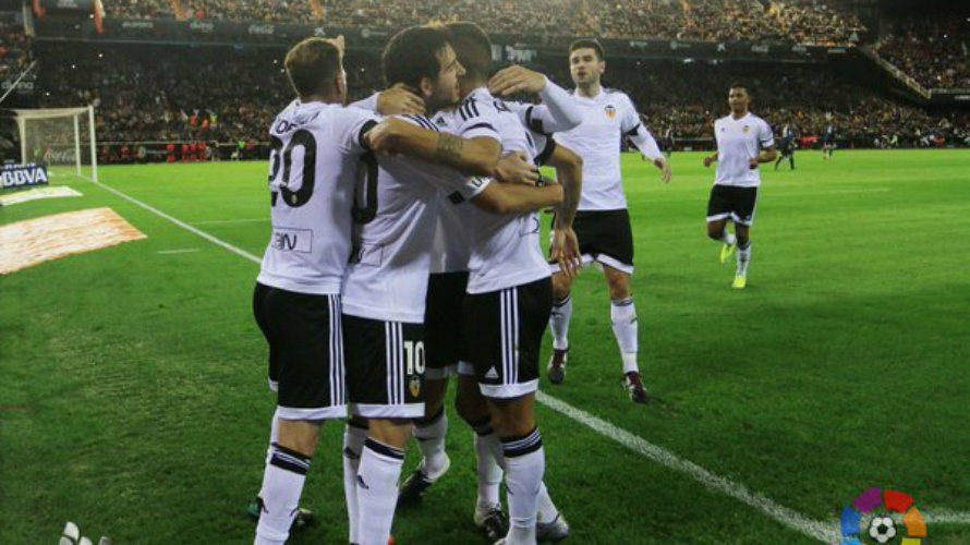 El Valencia celebra uno de los goles en Mestalla. Foto LFP.