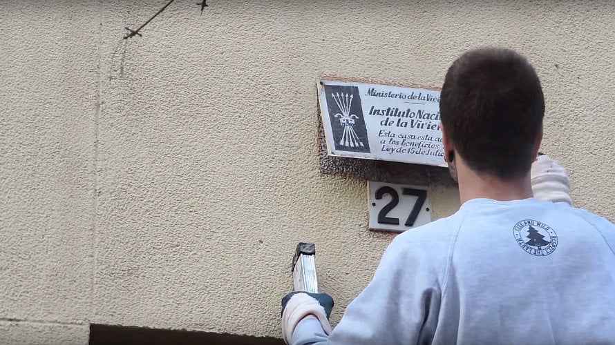 Fotograma del vídeo en el que las Juventudes Comunistas retiran placas franquistas.