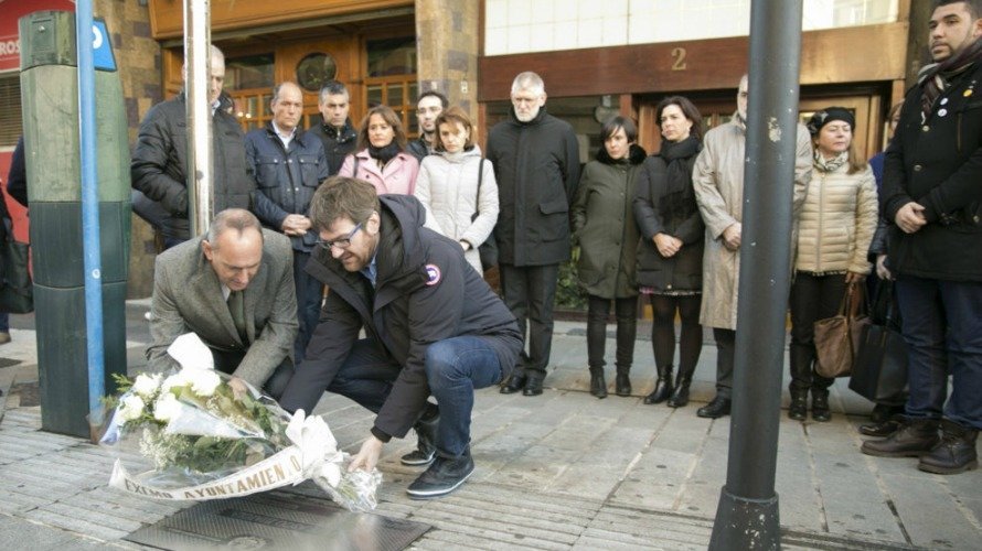 Gorka Urtaran y Ramiro González depositan un ramo de flores durante el homenaje celebrado en Vitoria a Jesús Velasco. EFE