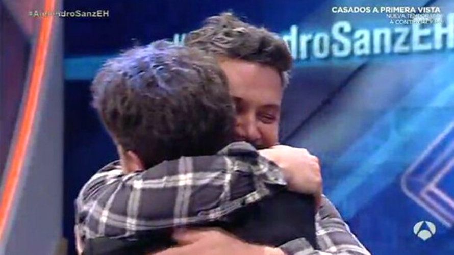 Abrazo entre Pablo Motos y Alejandro Sanz.