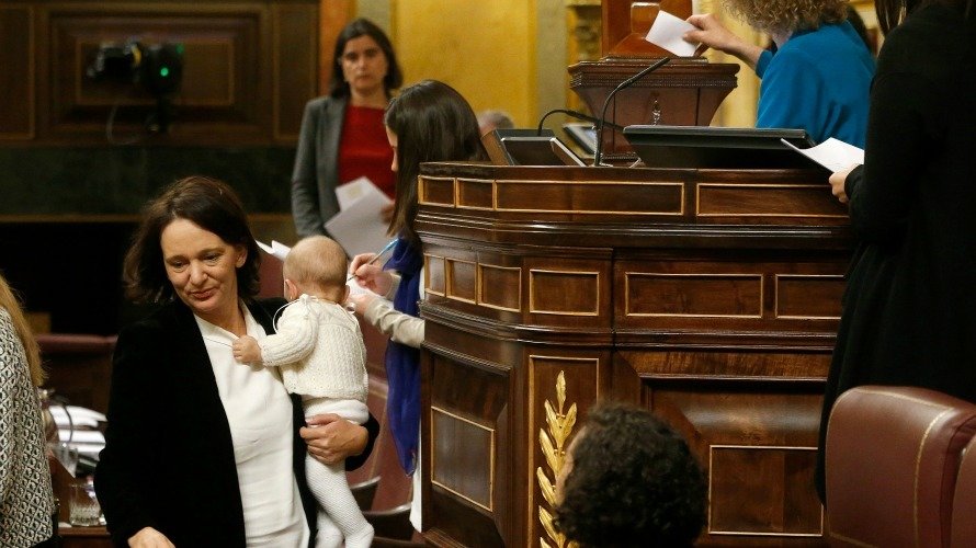 La diputada de Podemos Carolina Bescansa, con su bebé en brazos, tras votar para la elección del presidente del Congreso. EFE.