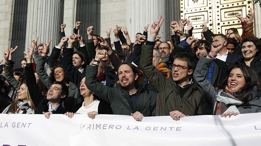 GRA359. MADRID, 13/01/2016.- Miembros de Podemos en las escalinatas del Congreso de los Diputados hoy en Madrid. EFE/Sergio Barrenechea