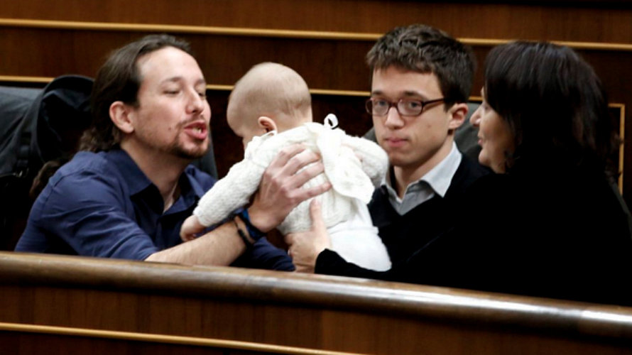 Foto de Pablo Iglesias con Errejón, Bescansa y su bebé. EP