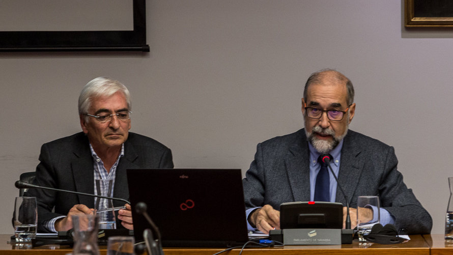El consejero de Salud, Fernando Domínguez, comparece en comisión parlamentaria para explicar la decisión de desplazar a la red pública al personal de la Universidad de Navarr (13)
