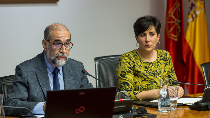 El consejero de Salud, Fernando Domínguez, comparece en comisión parlamentaria para explicar la decisión de desplazar a la red pública al personal de la Universidad de Navarr (21)