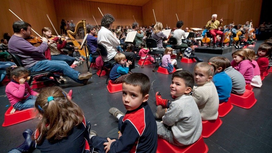 El objetivo de esta actividad es que conozcan la orquesta de cerca y puedan sentirse parte de ella.