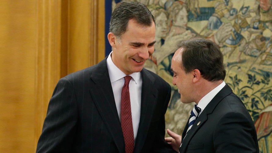 Imagenes de la jornada de reunión del Rey Felipe VI, con el diputado de UPN Javier Esparza en su despacho del Palacio de la Zarzuela 1. EFE