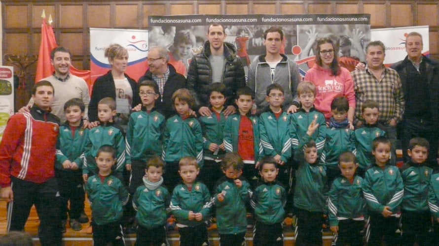 Los jugadores de Osasuna posan con los alumnos de Lumbier.