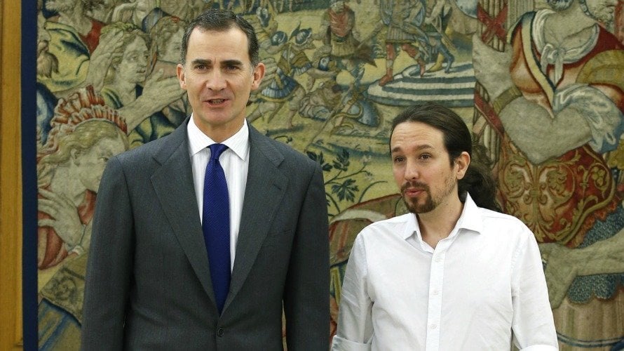 El Rey Felipe VI recibe al líder de Podemos, Pablo Iglesias, durante la ronda de consultas para proponer un candidato a la Presidencia del Gobierno. EFE ÁNGEL DÍAZ