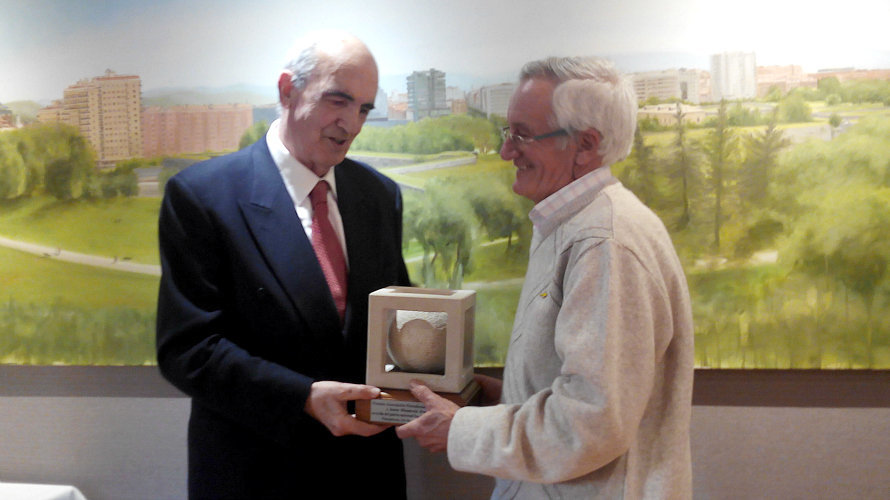 El ingeniero Javier Manterola sostiene el premio junto al artista Cesáreo Soulé.