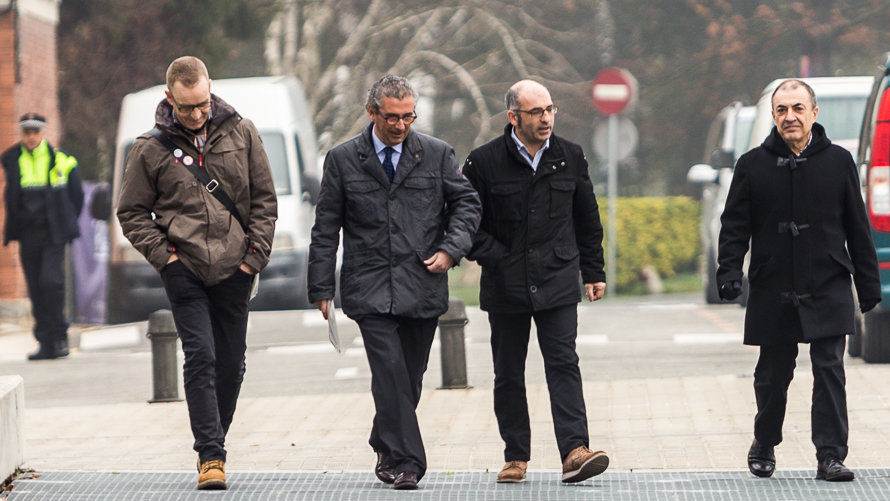 Joxe Abaurrea acompañado por sus abogados a la entrada del Palacio de Justicia de Pamplona (1). IÑIGO ALZUGARAY
