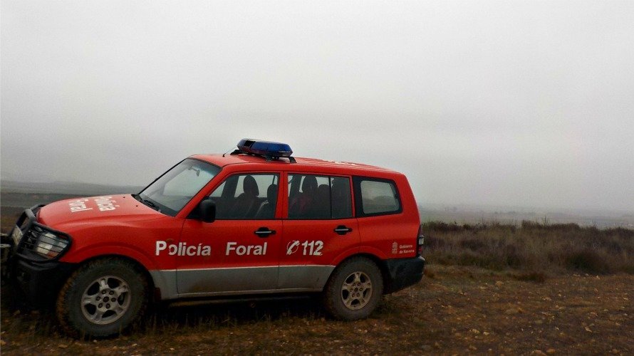 Un vehículo de la Policía Foral este domingo en la Ribera, donde se registraron intensos bancos de niebla.