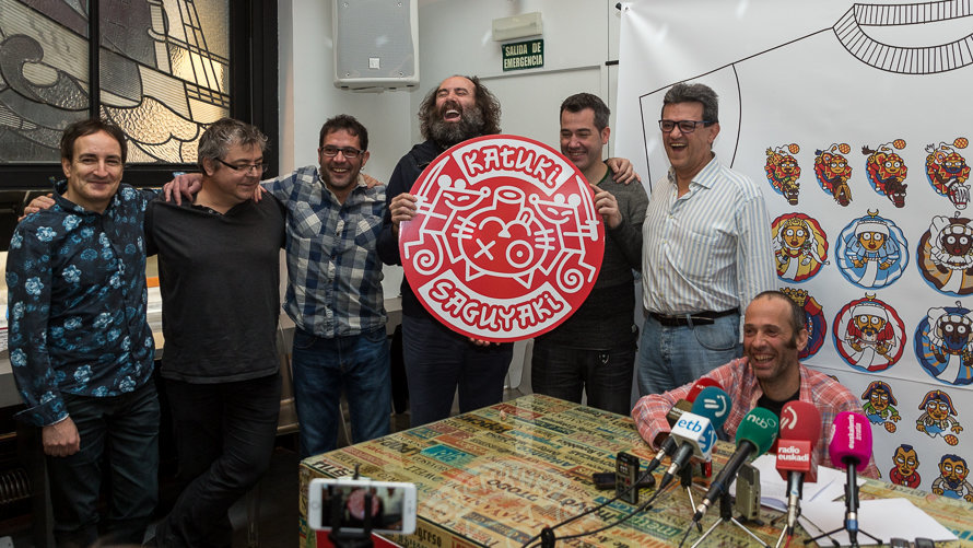 Mikel Urmeneta presenta su nueva marca, Katuki Saguyaki, acompañado de sus dibujantes y representantes de la Comparsa de Gigantes y Cabezudos de Pamplona (9). IÑIGO ALZUGARAY