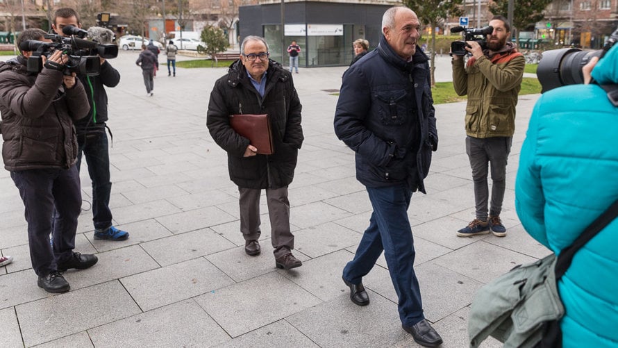 El presidente de Osasuna, Luis Sabalza, y el exmiembro de la junta gestora, Luis Ibero, a la entrada del juzgado para declarar por el caso Koné (10). IÑIGO ALZUGARAY