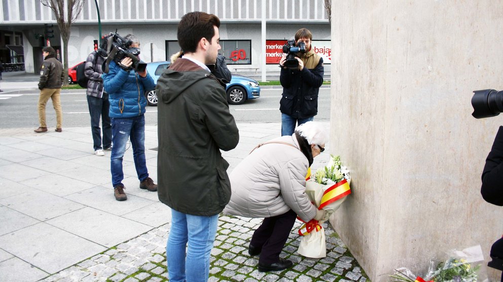 Ofrenda floral al monumento a las víctimas.