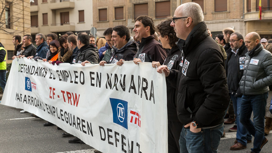 Multitudinaria manifestación en Pamplona en apoyo a las trabajadores de TRW (20). IÑIGO ALZUGARAY