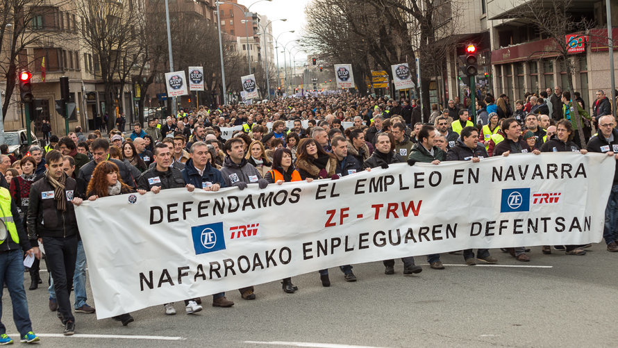 Multitudinaria manifestación en Pamplona en apoyo a las trabajadores de TRW (23). IÑIGO ALZUGARAY