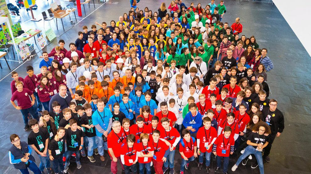 Foto de grupo de los participantes. (torneo First Lego League).