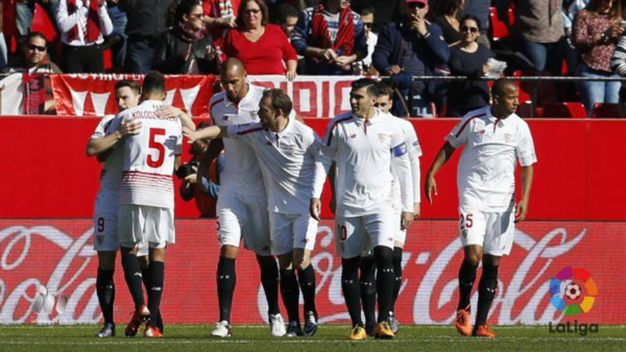 Los jugadores del Sevilla celebran el triunfo sobre el Levante.