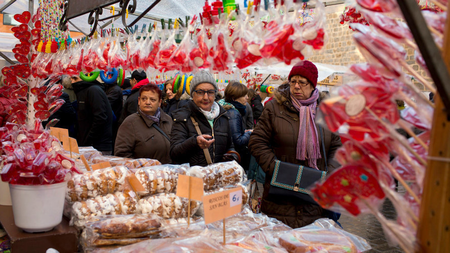 Puestos de roscos y dulces en la festividad de San Blas en Pamplona.