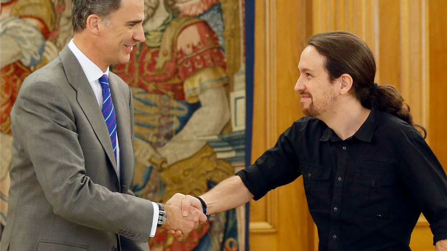 El Rey saluda al secretario general de Podemos, Pablo Iglesias (d), durante la audiencia ofrecida en el marco de la segunda ronda de consultas. EFE