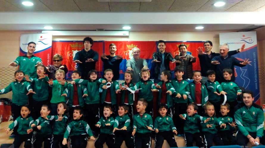 Los jugadores de Osasuna, Oier Sanjurjo y Miguel Díaz con los niños del club de fútbol de Viana.