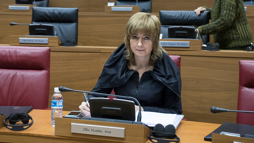 La consejera Ana Ollo en el Parlamento de Navarra. PABLO LASAOSA