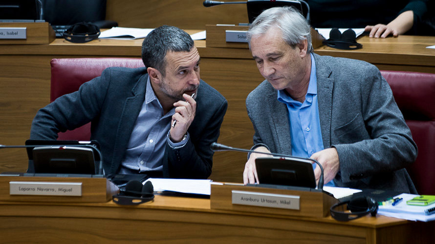Miguel Laparra y Mikel Aramburu hablan durante la sesión de control al Gobierno. PABLO LASAOSA
