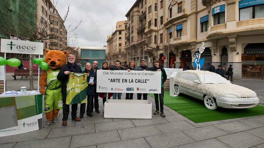 AECC en Pamplona en el Día Mundial Contra el Cáncer.