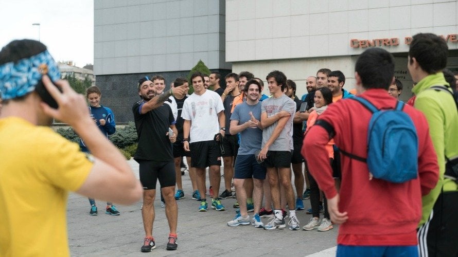 El ultrafondista Valentí Sanjuan durante una de las “quedadas” para correr que convocó en Pamplona, ante el edificio del CIMA.