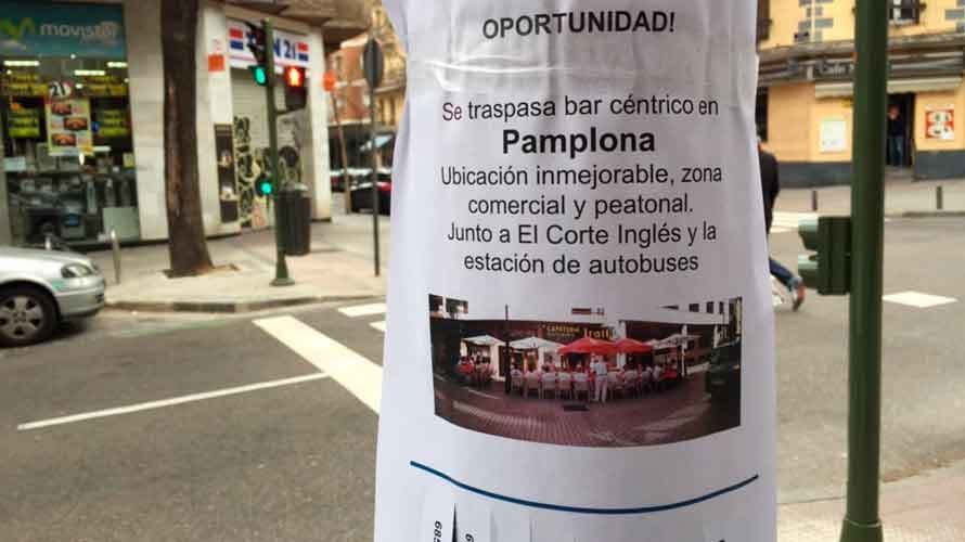 Imagen del cartel anunciando el traspaso del bar pamplonés en una calle de Madrid. TWITTER