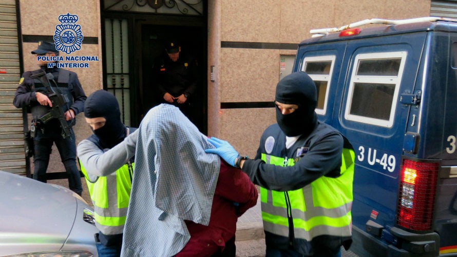Fotografía facilitada por la Policía Nacional de la dentención, en la localidad valenciana de Crevillente, de uno de los 7 yihadistas detenidos el pasado 7 de febrero. EFE