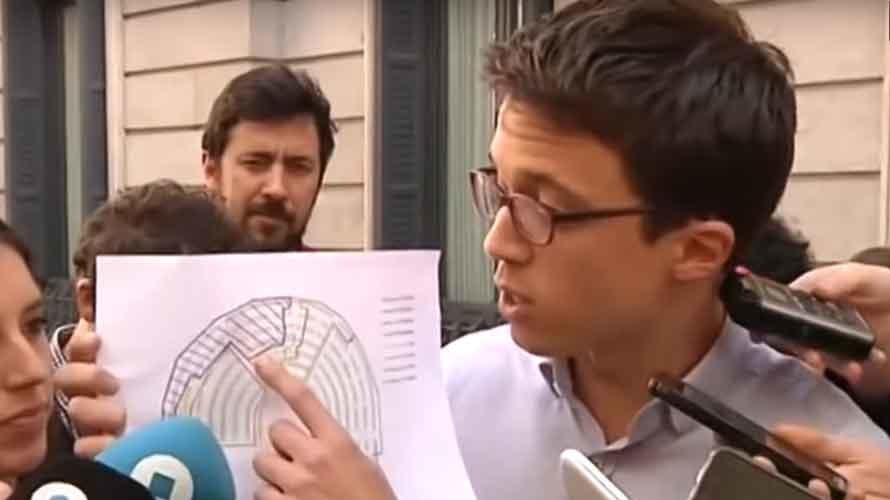Errejón señala la zona asignada a los diputados de Podemos.