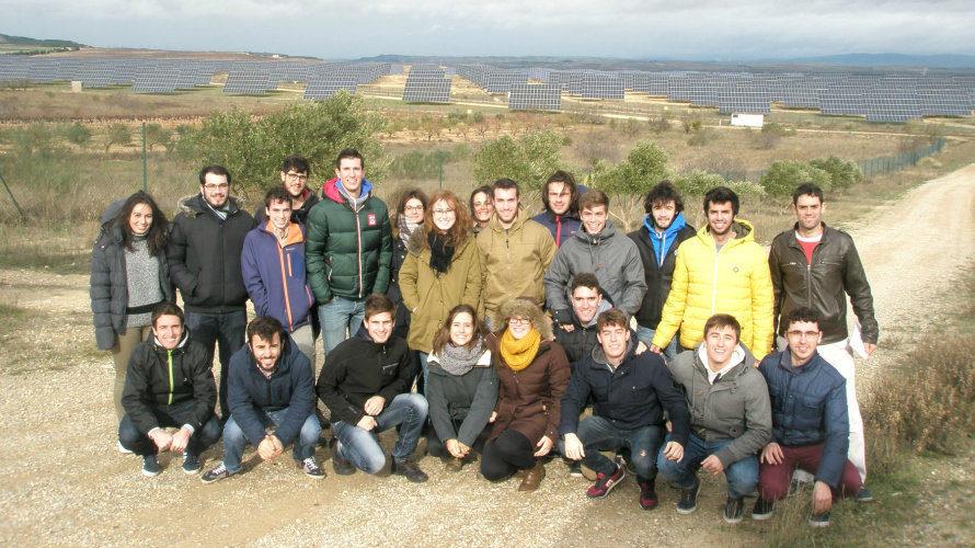 Los estudiantes posan ante la huerta solar fotovoltaica gestionada por Acciona en Milagro.