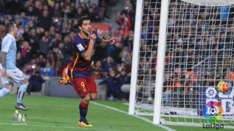 Luis Suárez marca un gol para el Barcelona.