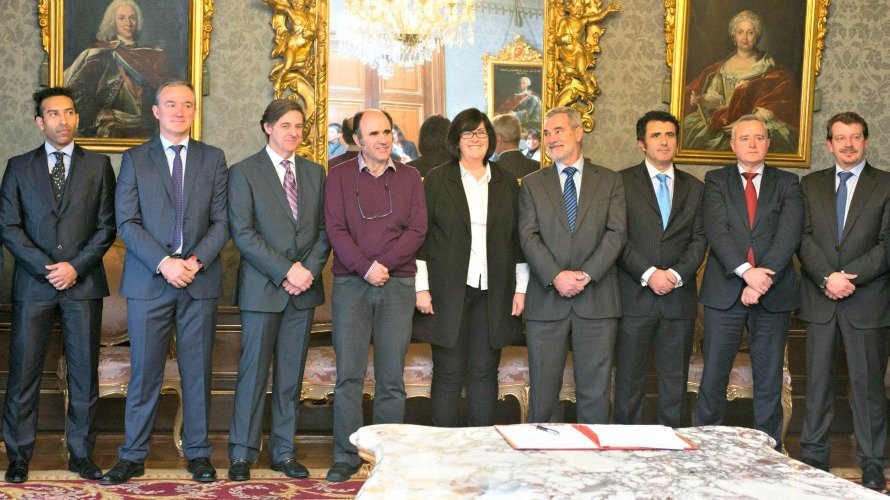 El vicepresidente Ayerdi y la directora general de Sodena, con representantes de las empresas patrocinadoras.