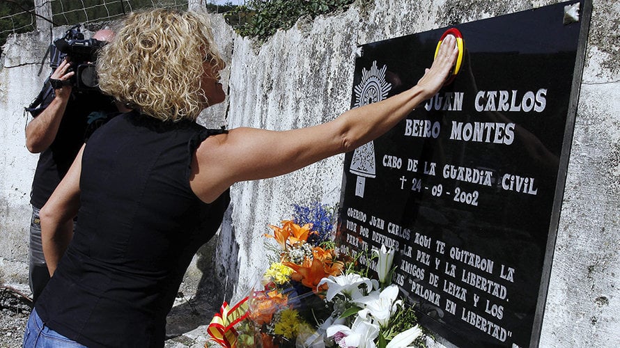 GRA342. LEITZA (NAVARRA), 24/09/2015.- La viuda de Juan Carlos Beiro, María José Rama, durante el homenaje organizado para recordar a este cabo de la Guardia Civil asesinado hace 13 años a manos de la banda terrorista ETA. EFE/Ivan Aguinaga
