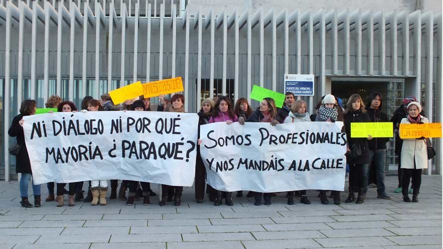 Trabajadoras de escuelas infantiles frente a Fuerte el Príncipe 1. S. REDÍN