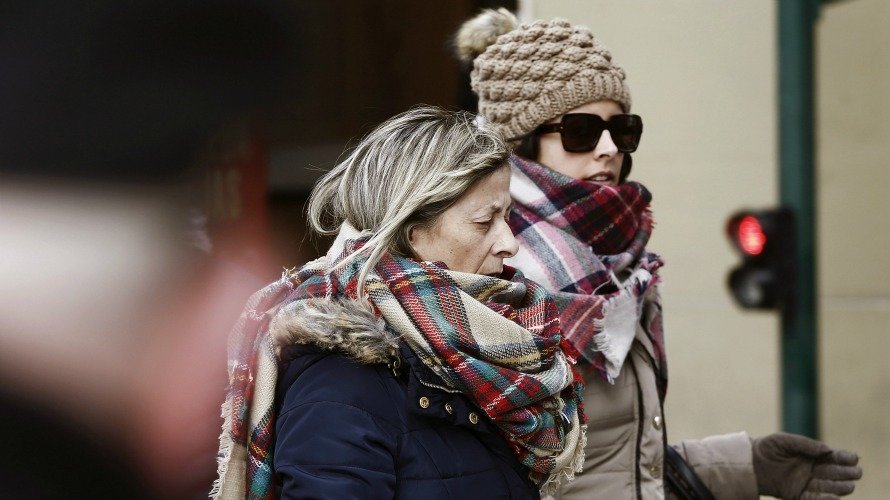 Tiempo, dos personas pasean abrigadas en Pamplona donde los termómetros oscilarán hoy en la capital navarra de -1 a 5 grados. EFE.