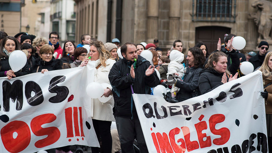 Padres y madres protestan a las puertas del Ayuntamiento de Pamplona ante la imposición de Bildu del Modelo D. PABLO LASAOSA 15