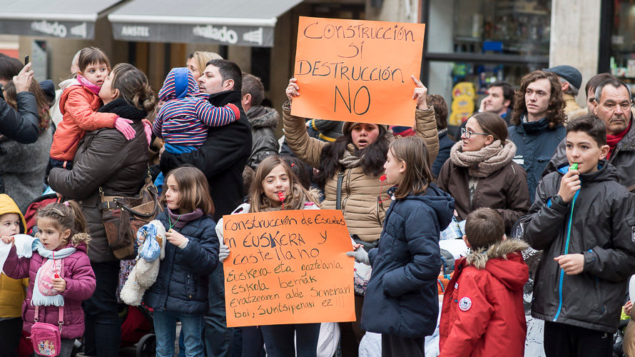 Padres y madres protestan a las puertas del Ayuntamiento de Pamplona ante la imposición de Bildu del Modelo D. PABLO LASAOSA 18