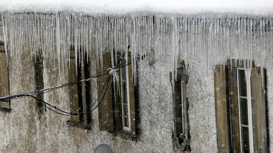 Carámbanos de hielo penden de un en la localidad navarra de Roncesvalles en una jornada en la que la nieve caida ha vuelto a cubrir los montes del norte Navarra. EFEJesús Diges