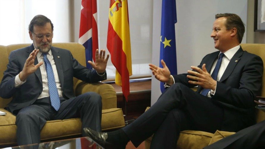 El presidente del Gobierno, Mariano Rajoy, conversa con el primer ministro británico, David Cameron. (Efe)