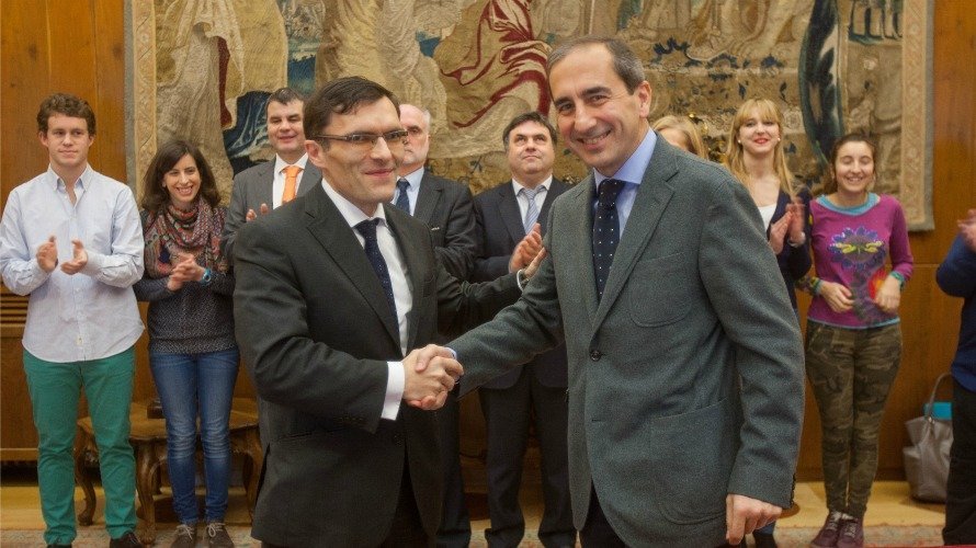 Aberto Durán y Alfonso Sánchez-Tabernero se saludan tras la firma del Convenio.