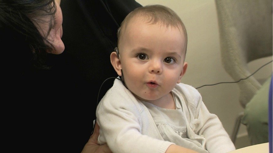 El bebé que oye por primera vez la voz de su madre (Clínica Universidad de Navarra).