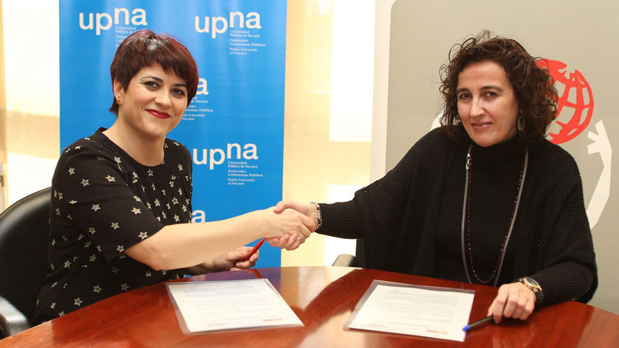 La vicerrectora Cristina Bayona y la coordinadora regional de Fundación Adecco Marta Basterra durante la firma del acuerdo.